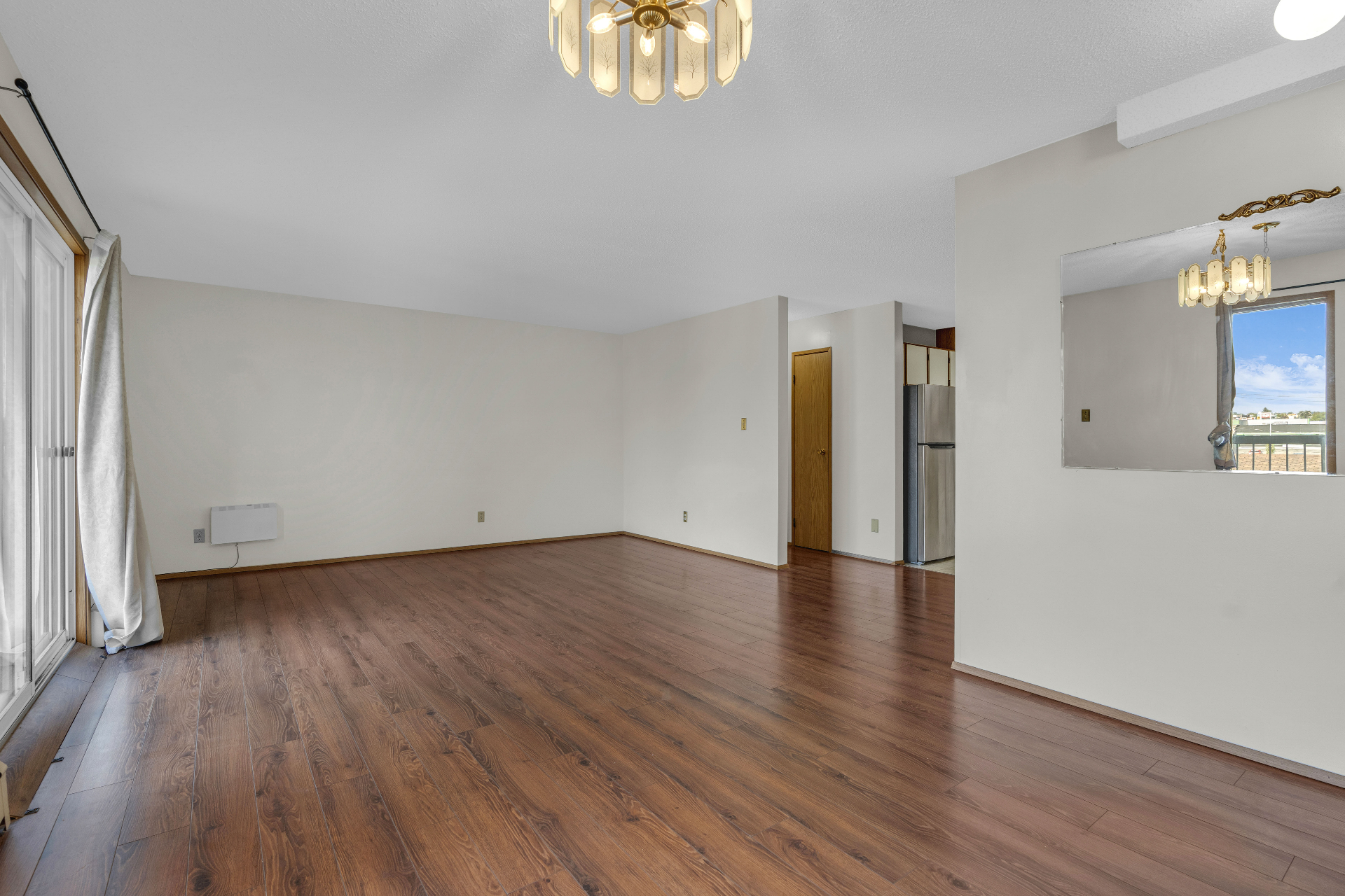 8街Superstore两房电梯公寓出售,带地下车库——林与唐地产 - 3